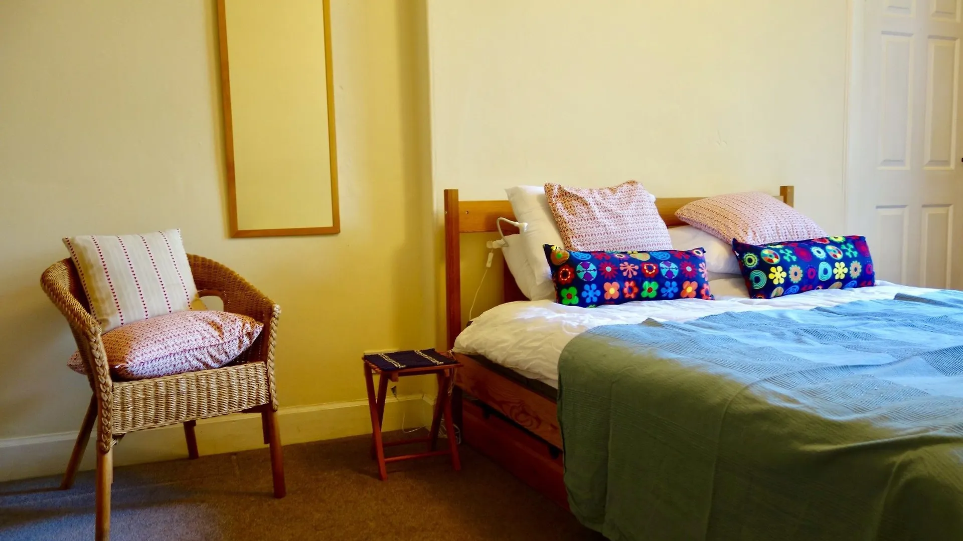 Kontakte von Spacious 2 Bedroom Home In Leith